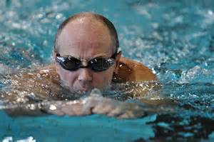 Mann schwimmer